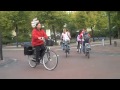 Great video proof that cyclists can safely negotiate space without traffic signals if no cars http://t.co/y9cykMdw via @amsterdamized