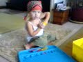 lolah mit kopftuch spielt mit playdoh