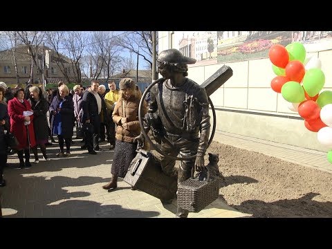 Скульптуру пасажыра ўсталявалі на гомельскім аўтавакзале видео