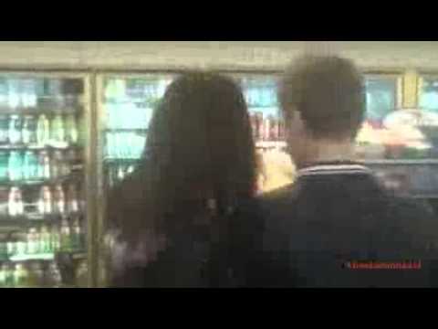 Justin Bieber se enoja con una fan y la agrede