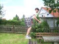 superheld scheitert am monster backflip