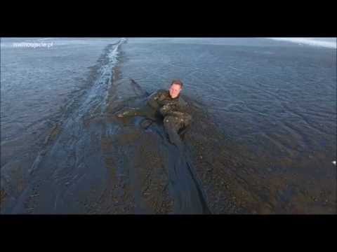 Polak ratuje bezbronnego orła z błotnistej mazi.