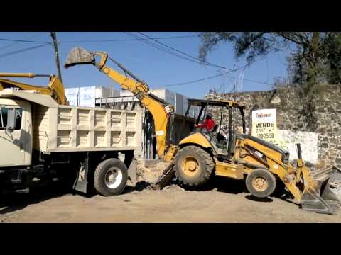 retro excavadora - la maquinaria construccion son la excavadora y retroexcavadora gargando camion volteo. la maquina excavadora, hacen Excavaciones como demoledor, por eso el m...