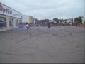 stunt show a saint marcel sur le parking de shop-tout