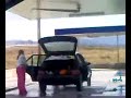 Rubia lavando el coche