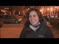 #primaveravalenciana.com Une cité des sciences et des arts, un opéra, un aéroport, des manifestations prestigieuses telles que la Coupe America et le Grand Prix de Formule Un... Aujourd'hui, la splendeur passée de Valence n'est plus qu'un souvenir. Spéculation immobilière effrénée, gabegie et corruption ont eu raison de la folie des grandeurs de la capitale régionale. Valence, sévèrement endettée, au bord de la faillite, paye le prix de ses années de faste et ressemble à un concentré de la crise économique que subit l'Espagne. Au dernier semestre 2011, les chiffres officiels étaient affolants : plus de 21 milliards d'euros de dettes. Une dégringolade financière et économique à la hauteur de la démesure d'antan. La population a perdu confiance, lassée des scandales à répétition et des mesures d'austérité. On n'hésite plus à descendre dans la rue, toutes générations confondues, pour crier sa colère. La révolte gronde. Surtout chez les jeunes, frappés par un taux de chômage avoisinant les 45%, qui subsistent au travers d'emplois précaires et grâce à la solidarité familiale...