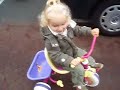 Nicky op de driewieler Nicky op de driewieler