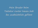 Mein Bruder beim Tastatur runter haun,,, Mein Bruder beim Tastatur runter haun,,,
