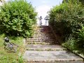 thibaud qui descent les grants  escalier