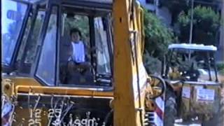 תמונת אמיתי לגמרי: ילד בן 3 מפעיל דחפור במקצועיות