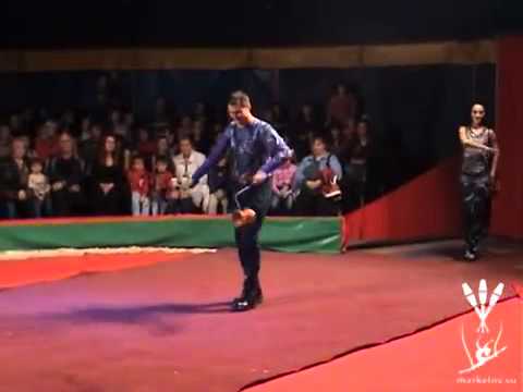 Duo Markelov juggling diabolo