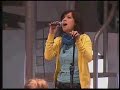Virginia canta \"Yesterday\" en clase de Manzo