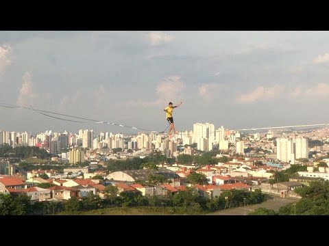 Hoch ber So Paulo: Slackliner balancieren zwischen verfallenen Gebuden