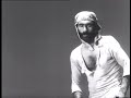 Yönetmen     : Yılmaz GüneySenaryo      : Yılmaz Güney - Şerif GörenYapımcı      : Yılmaz Güney - Cevat AlkanMüzik        : Arif ErkinGörüntü Yönetmeni : Kaya Ererez   Cabbar,karısı,yaşlı anası ve beş çoçuğunu,borç harç aldığı iki atın çektiği faytonu ile geçindirme çabasındadır.Yaşamları gecekondunda büyük bir yoksulluk içinde sürüp gider.İşleri iyi gitmez uçan kuşa borcu vardır.Tek umudu sürekli aldığı piyango biletleridir.Bir kazada bir otomobilin çarptığı atlardan biri ölür.Yeni bir at almak için çalmadık kapı bırakmaz,evindeki bir kaç parça eşyayıda satarak parayı ancak denkleştirdiğinde ise araba ve diğer atı alacaklıları tarafından satılmıştır...  Cabbar çaresizlik içinde baştan beri kendisine nefesi güçlü hocaya danışarak define aramayı telkin eden hamal Hasan'a kapılır ve define aramaya başlar. Çılgıncasına UMUT giderek bir umutsuzluk dansına dönüşür.Oyuncular   - Yılmaz Güney            - Tuncel Kurtiz            - Osman Alyanak            - Enver Dönmez            - Gülşen Alnıaçık            - Kürşat Alnıaçık