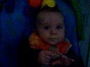 Lucas mange son premier biscuit