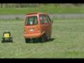 videos de John Deere VS. Tuk-Tuk