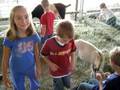 videos de petting zoo, kids w/goat