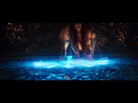John Carter - Zwiastun 2 PL (Official Trailer 2) - Full HD Weteran amerykańskiej Wojny Domowej John Carter zostaje przeniesiony na Marsa. Odkrywa, że jest to bujna, dzika i różnorodna planeta. Zamieszkiwana głównie przez 4-metrowych, zielonych barbarzyńców. Zostaje przez nich wzięty do niewoli. Podczas ucieczki s