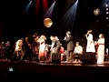 encerramento do show tradi��o e modernidade, em comemora��o aos 10 anos da gravadora lua music, no audit�rio ibirapuera, em s�o paulo, no dia 3 de outubro de 2008. no palco, em clima de festa, aparecem wanderl�a, milena, ala�de costa, v�nia bastos, cida moreira, carlos navas, maricenne costa, vitor lopes, rod e hanna, maur�cio pereira, sylvia patr�cia, mois�s santana, keko brand�o, lucila novaes, thomas roth, juliana amaral, dj z� pedro, de puro guapos e � do borogod�. o v�deo, sem qualidade t�cnica, vale como registro desse encontro entre grandes artistas brasileiros interpretando este cl�ssico de adoniran barbosa.