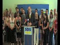 SREČANJE PREDSEDNIKA SDS JANEZA JANŠE Z MLADIMISlovenska demokratska stranka je stranka različnih generacij, ki se zavedajo svoje odgovornosti pri družbenem soodločanju. Pripravljeni smo preseči raznolikost, se povezati ter soustvarjati skupno prihodnost, ki temelji na mladih.Članice in člani Slovenske demokratske mladine so se na srečanju s predsednikom SDS Janezom Janšo pogovarjali o priložnostih, ki jih izzivi globalizacije in slovenski razvojni izzivi prinašajo mladim.Predsednik Slovenske demokratske stranke Janez Janša je poudaril, da je bil v obdobju od 2004 do 2008 na mladinskem področju dosežen napredek tako na vladni kot na nevladni ravni.Izpostavil je področja kjer je bil v preteklih štirih letih dosežen preboj:- brezposelnost mladih do 26 let se je znižala za 10 odstotnih točk- zagotovljen je brezplačen obrok za srednješolce- sofinancirano je bivanje drugega in vseh naslednjih otrok, ki sočasno bivajo v dijaškem domu- večja je možnost izbire študija, saj je bilo ustanovljenih 26 novih visokošolskih zavodov, četrta univerza v Novi Gorici in Evrosredozemska univerza; od šolskega leta 2002/2003 do šolskega leta 2007/2008 se je število višjih šol povečalo za 90%- vrednost študentskih bonov se povečuje glede na stopnjo rasti življenjskih stroškov enkrat letno ( V letu 2008 znaša vrednost bona že 2,43 evra, kar ob nakupu 20-iih bonov mesečno pomeni letno pomoč države 583 evrov)- Upravičencem s posebnimi potrebami zaradi težje funkcionalne prizadetosti, otrokom padlih v vojni za Slovenijo leta 1991 s statusom študenta in študentom, ki so starši, se namesto sedanjih dodatnih 5 subvencioniranih obrokov mesečno zagotovi dodatnih 10 obrokov mesečno.V Slovenski demokratski stranki želimo še naprej zagotavljati enake izhodiščne možnosti za vse mlade ne glede na kraj rojstva ali bivanja.Najpomembnejša je izobrazba, ki bo zaradi povečanja števila visokošolskih zavodov mladim zdaj lažje dostopna.Zagotavljanje enakih možnosti želimo doseči tudi z regionalizacijo. Pokrajine  bodo bistveno zmanjšale regionalne razlike in s tem tudi mladim omogočile boljšo, hitrejšo in kvalitetnejšo dostopnost do izobrazbe in do drugih javnih dobrin.Pomemben del so tudi štipendije, v prihodnosti bomo v SDS skrbeli za zagotavljanje štipendij za nadaljevanje študija v tujini.Prav tako pa bo večja pozornost v prihodnjih štirih letih namenjena stanovanjski politiki, gradnji neprofitnih stanovanj in s stmulativno davčno politiko zagotavljati, da bodo stanovanja dostopna tudi mladim družinam.