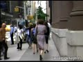 la actriz iba de tiendas por nueva york y pudimos observar un grave caso de varices en sus piernas.