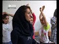 http://akhbar.alaan.tv/ar/videos/video-reports-ar/iran-samer.htmlتعملُ سارا مدرسة ُالمادةِ الانغليزية  في احدى المدارسِ الصيفيةِ الايرانية في جزيرةِ كيش  سارا تطالبُ الحكومة  بتقديرها وأمثالِها لما يتحملن من مسؤوليةٍ تجاه الجيل القادم في توفيرِ بعضِ الدعم لهن بالاضافة الى الالتفاتِ لابسطِ المعاناة التي يمرُ بها هذا الجيل من الطلبةِ بتوفير الخدماتِ وتجديدِ المناهج العلميةِ  القديمة.المدارس الصيفية في ايران تتنوع كثيرا فتراها بمسميات عديدة و بأهداف تختلف عن عضها .. مدرسة كيش لتعلم اللغات في طهران الاشهر في البلاد ؛ تدرس مختلف لاعمار ..سارا الطالبة الجامعية في فرع اللغات استاذة هنا  تدرس فئةالاطفال فقط يوميا و على مدى اثنتي عشرة ساعة عطلتها الوحيدة يوم الجمعة مجبرة على قبول شروط التدريس الصعبة  فمولعة به و التعامل مع الصغار اتمنى لو كان الاهتمام بالاطفال اكثر من هذا ؛ فهم يستحقون الكثير اذا ما اخذنا بنظر الاعتبار ان مستقبل البلاد بيدهم ؛ لايمكن ان نطلق الشعارات فقط علينا ان نترجم ذلك على ارض الواقعمايربح سارة و يدعمها معنويا رؤية طلابها الاطفال بأمالهم و احلامهم الجميلة ؛تتمنى لو كان هذا الشعور ممزوجا بشعور مريح اخر نابع من تقدير حكومي لها ولأمثالها لما يتحملن من مسؤولية تجاه الجيل القادم في توفير بعض الدعم لهن ؛وطالبت فينفس الوقت المعنيين و المشرفين على التعليم في البلاد عموما و القائمين على المعاهد الخاصة على وجه التحديد ان تكون لهم لفتة بسيطة لمعاناة جيل بأكمله ؛من ابسط الامور كالنقص في الخدمات الى الضعف في مناهج تعليمية لم تتغير منذعقود  *اريد تعلم الانكليزية لان اتمكن من محادثة الاجانب عند سفري الى اوروبا ؛انا احب الانكليزية و منذ اشهر و انا ادرس هذه اللغة* *اذا ما كبرت ساسافر الى الخارج و يجب ان اتكلم الانكليزية هناك ؛ لذا والدتيرغبتني لاسجل بهذا المعهد ؛ هي تقول ان الانكليزية مهم لمستقبلي4- معلمتي جيدة و الصيف ايضا جيد ؛ انا اتعلم اشياءا كثيرة هنا و اتدرب فيالبيت مع اخواتي لاتقن الانكليزية ؛ اتمنى ان ابقى هنا و اداوم لسنينحيوية و حماسية سارا بنت الخامسة و العشرين في صفوفها فتحييها الى ابعد الحدود حتى في الساعات الاخيرة من يومها الاداري ؛ هكذا هي ؛ او على الاقل ما تظهره لتأكيد مدى حبها لعملها ؛ و لولا هذا الحب لما كانت هنا و استمرت بهلأعوام رغم توفر فرص عمل اخرى بعضها افضل ماديا