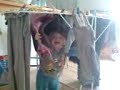 Alexis se cache dans le sechoir à linge