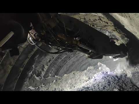 Сбойка в средата на тунела/ Връзка при прокопаването на Тунел "Железница" на АМ "Струма"