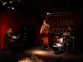 es un ensayo en el bel-luna. hacen blues y boogie woogie. mi humilde opini�n dice que son fant�sticos, como m�sicos y como personas.
lluis es el pianista y el que m�s nombre tiene, xo manolo al contrabajo y marc a la bater�a, hacen virguerias