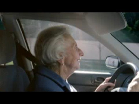 Omi fährt rückwärts :: Auf was für Ideen die Werbeleute so immer kommen! Herrlich, die alte Dame 'parkt' rückwärts ein, bzw. düst... Omi fährt rückwärts - Auf was für Ideen die Werbeleute so immer kommen! Herrlich, die alte Dame 'parkt' rückwärts ein, bzw. düst...