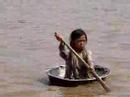 Enfant sur le lac Tonle Sap au Cambodge (Cambodia's Child)