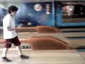 alexis juega al bowling por primera vez
