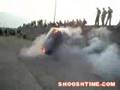 Idiota tombando BMW