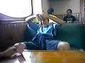 Pablo tonto dándose contra unas cartas Pablo tonto dándose contra unas cartas