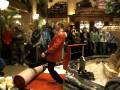 videos de the Peabody's duckmaster's red carpet trick