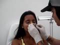 Piercing no nariz.