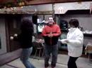 Flor, Nikko, Kodomo y Misako estan bailando el embrujo en Antojitos, Shiga.