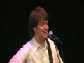 El día menos pensado.Letra y música: Diego Salas y Laura Trinidad.Concierto presentación en el Teatro Municipal del Zaidín de Granada del primer disco del dúo Sortilegio, 'Universos de papel' el día 5 de mayo de 2007.Sortilegio son Laura Trinidad -voz- y Diego Salas -guitarra y voz-.Más información sobre el dúo de cantautores en http://www.sortilegio.infoEl día menos pensadoEl día menos pensadoprometo dejar de pensar,dejaré de prometer,decidiré actuar,perseguiré los sueñosque hoy me persigueny no dejaré para mañanalo imposible.El día menos pecado pecaréde exceso e inconfeso,no precisaré absolución,seré yo mismo y dejaré a un ladotoda mi circunstanciay en los rumores encontraréel silencio que me falta.    El día menos soñado    vivo los sueños que hoy desvivo.    El día menos bailado    vuelan mis pies sobre un doble filo.    El día menos pintado    tiño las nubes con sudor y frío.    El día menos pensado    vuelvo a pensar    que ese día no ha llegado.El día menos pensadocuando decida hacer inventario,inventaré los días que vivídeshojando el calendario,soñaré los besos que no dien días no soñadosy escribiré canciones queno hablen del pasado.
