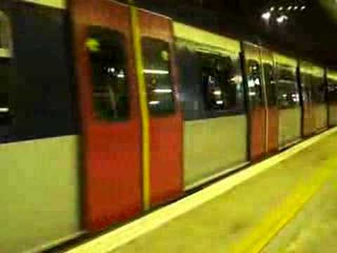 不停站列車 ( MLR ) 駛經港鐵大圍站