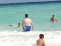 videos de Dave heading into the waves at Tulum