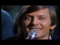 Jonny Hill - Ruf Teddybaer eins-vier (H) 1979 ( damals Kultsong für Truckerfahrer und CB-Funker ) Ich war seit fast acht Stunden schon auf der Autobahn, war ganz kurz vor meinem Ziel und hielt mich mächtig ran. Die Sonne, sie stand schon sehr tief, als ich zur Ausfahrt kam. Der Diesel dröhnte neben mir, mein Funkgerät war an, als daraus die Stimme eines kleinen Jungen kam. Er sagte nur 