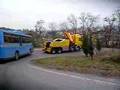 scania soccorso con bus guasto in strada tortuosa