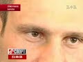 a month before the fight samuel peter and vitali klitschko on a press conference in the new indoor arena o2 world. the report was broadcasted on september 4, 2008 by ukrainian tv channel 1+1.

einen monat vor dem kampf gaben samuel peter und vitali klitschko eine pressekonferenz in der neuen mehrzweckhalle o2 world in berlin. der beitrag wurde am 4. september 2008 vom ukrainischen fernsehsender 1+1 ausgestrahlt.