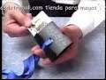 Una carta con un agujero central, una cinta, una carterita = a un un bonito juego, el rey atravesará la cinta escapando, volviendo a entrar y volviendo a escapar.Un ingenioso trucage El juego está dividido en dos partes, y está diseñado para que en cada fase parezca más y más increible.Nombre original: Escaping King