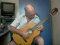 Carmo Dolavale tocando vilão com afinação fora do normal