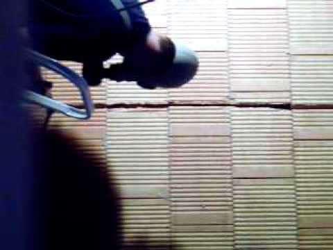 Staubschutzmaske  - Elektriker beim Schlitzmachen