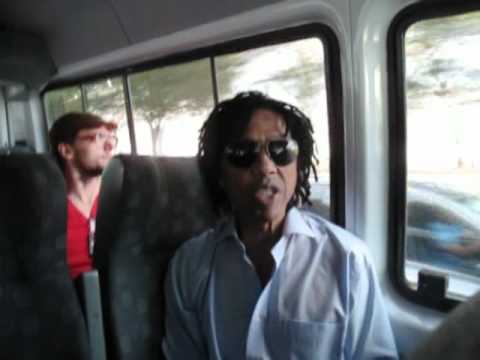 Na van Djavan - Show surpresa e peq See video