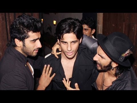 varuns tutorial - Video - Arjun Kapoor celebrates his birthday with Ranbir, Dhanush, Varun Dhawan & Ranveer Singh by http://www.bollywoodlife.com Arjun Kapoor celebrated his 2...