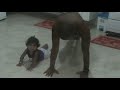 Maria Clara pagando flexão com o Papai