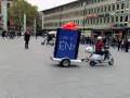 Heiratsantrag vorm HBF in Köln